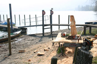 Stephan H�bscher beim Schnitzen einer grossen Holzskulptur