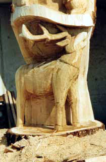 zum Schluss entstand der unterste Teil der Holzskulptur